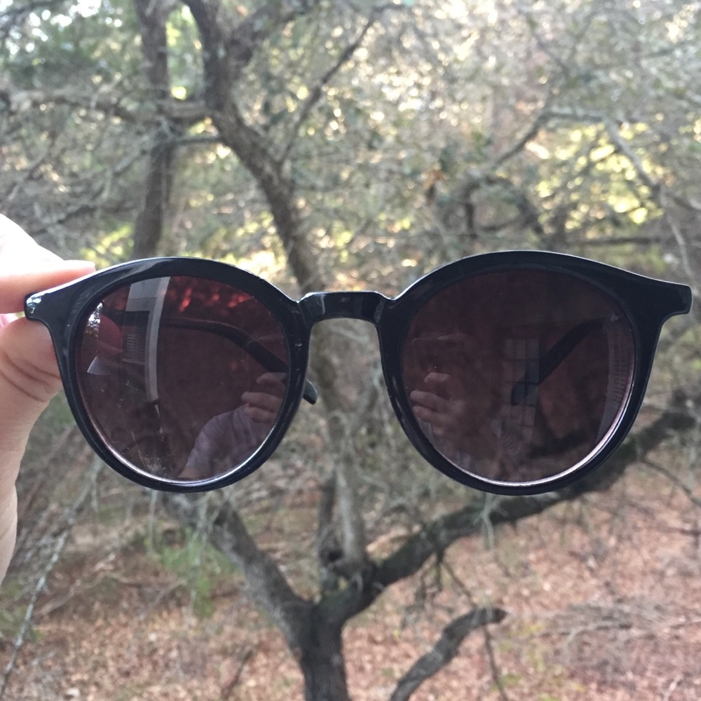 Round Wayfarer Style Sunglasses